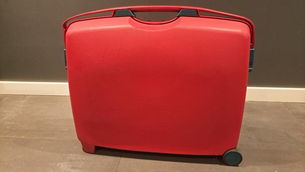 Rode koffer met wieltjes en slot, merk Magnum, Wieltjes, Gebruikt, 50 tot 60 cm, Hard kunststof