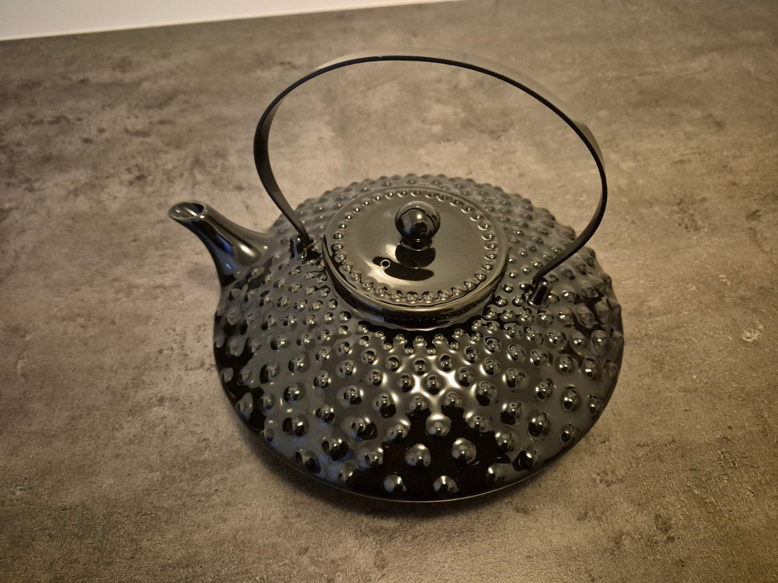 Mooie theepot met los zeefje - aardewerk, Theepot/fluitketel, Ophalen of Verzenden, Zo goed als nieuw, Zwart