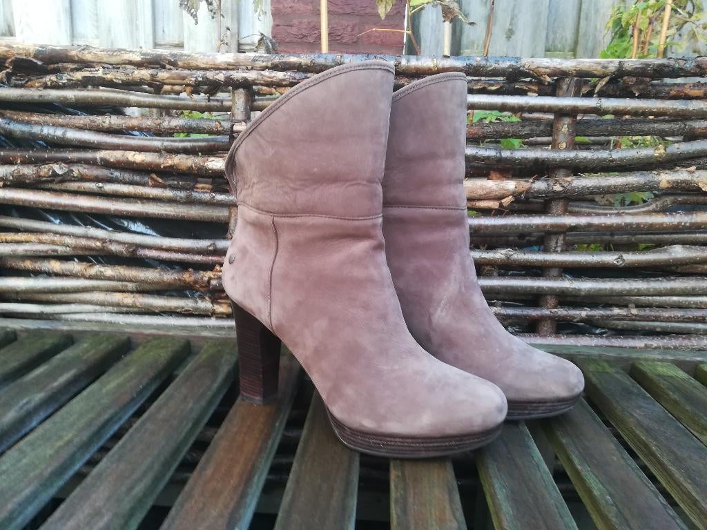 UGG Laarzen Suède Bruin Gevoerd maat 41, Kleding | Dames, Schoenen, Hoge laarzen, UGG, Bruin, Ophalen of Verzenden