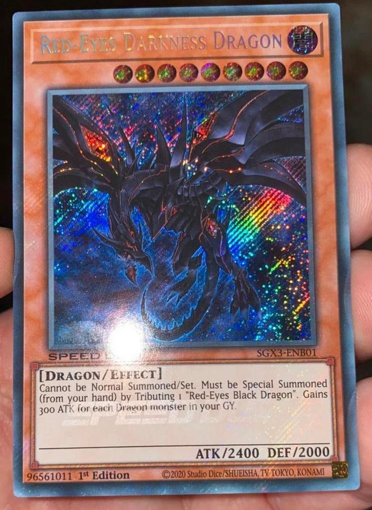 Yu-Gi-Oh! Red-Eyes Darkness Dragon SGX3 1st Edition !, Ophalen of Verzenden, Zo goed als nieuw, Losse kaart, Foil