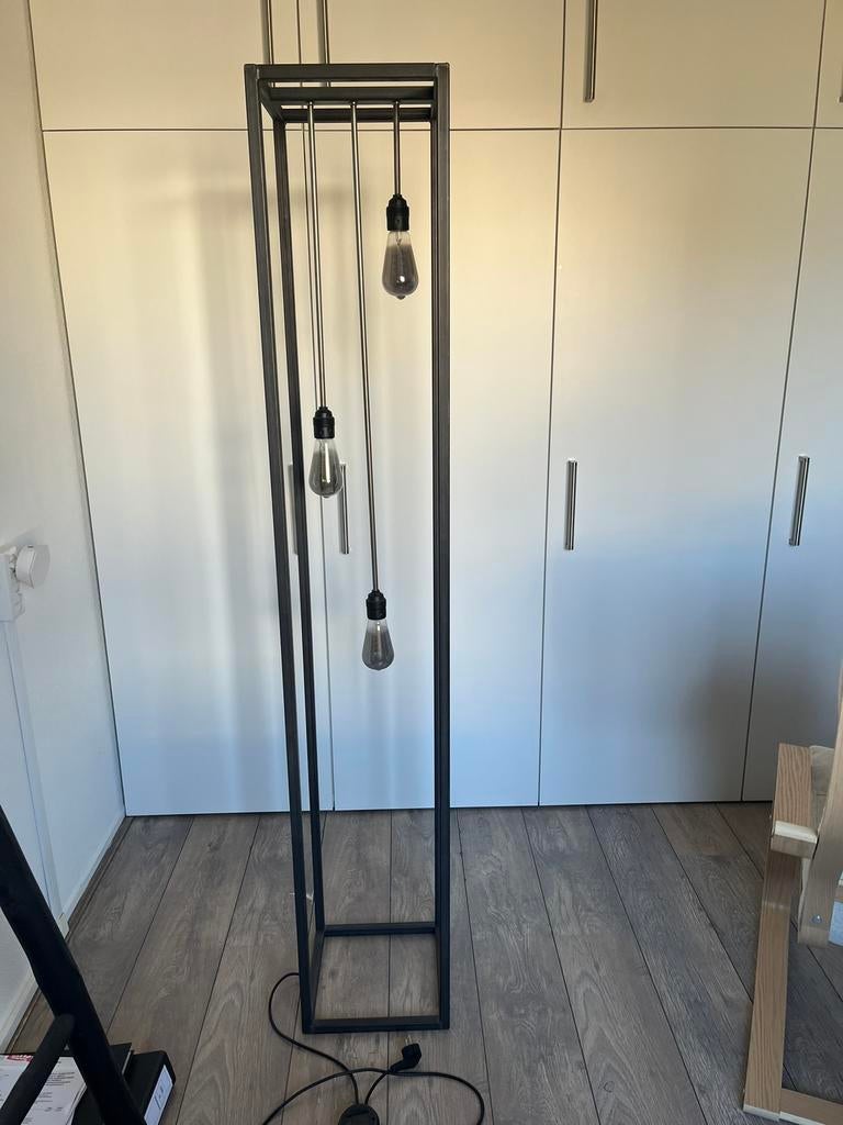 Te koop: zwart metalen staande lamp, Ophalen, Zo goed als nieuw, Metaal, 150 tot 200 cm