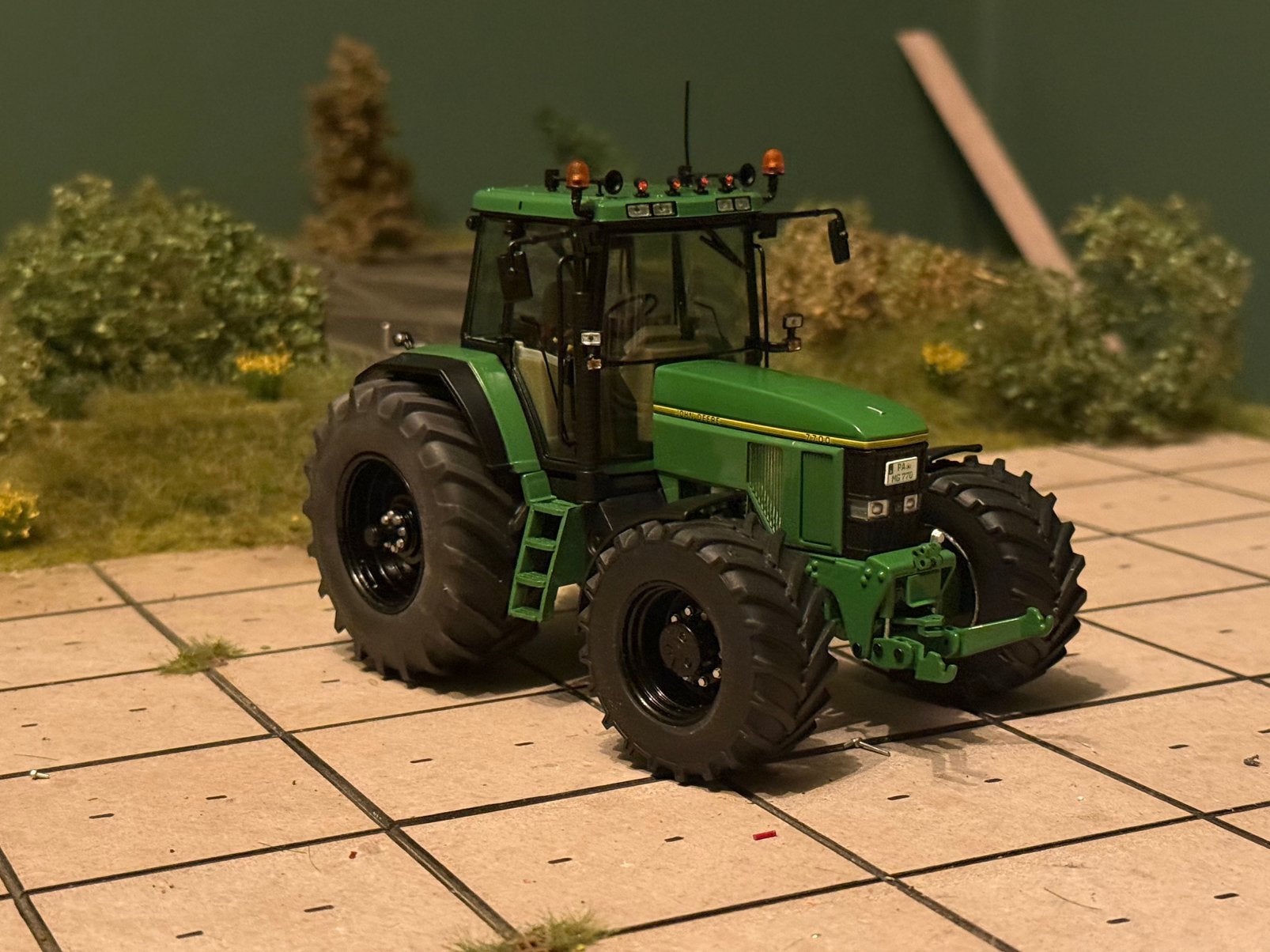John deere 7700 1:32 verbouwd, Ophalen of Verzenden, Zo goed als nieuw, Tractor of Landbouw, Schuco