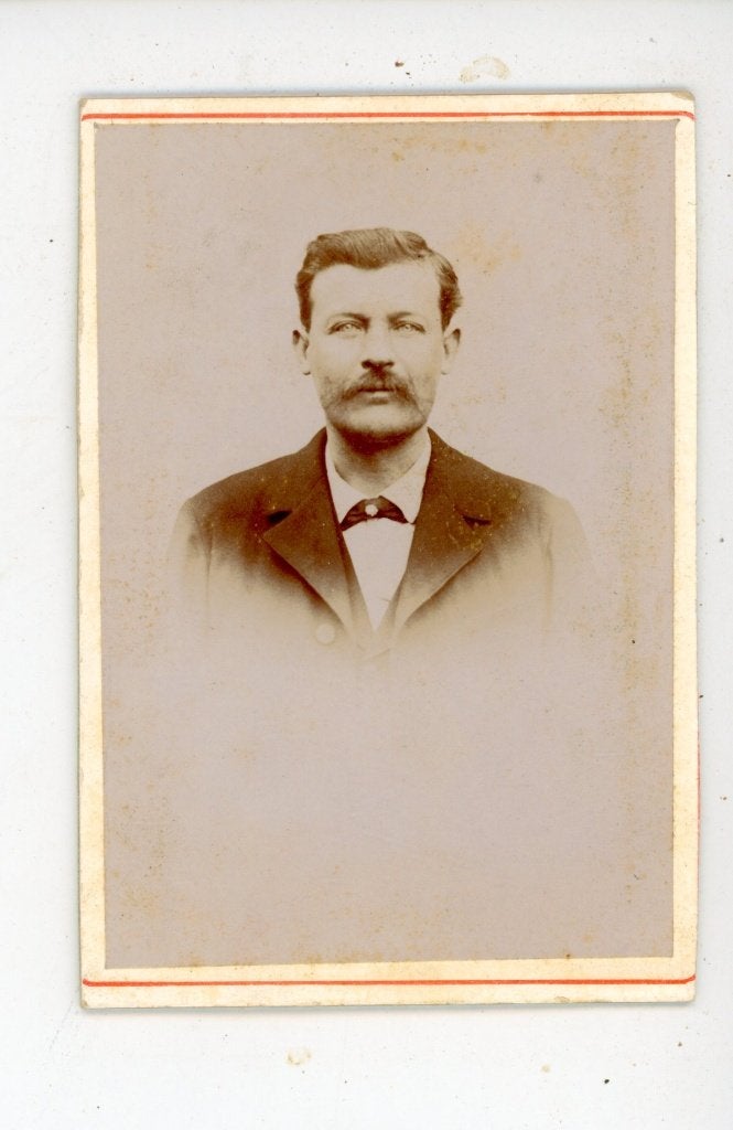G203 Antieke CDV foto van een man met snor en strik, Verzamelen, Foto's en Prenten, Verzenden, Foto, Zo goed als nieuw, Voor 1940
