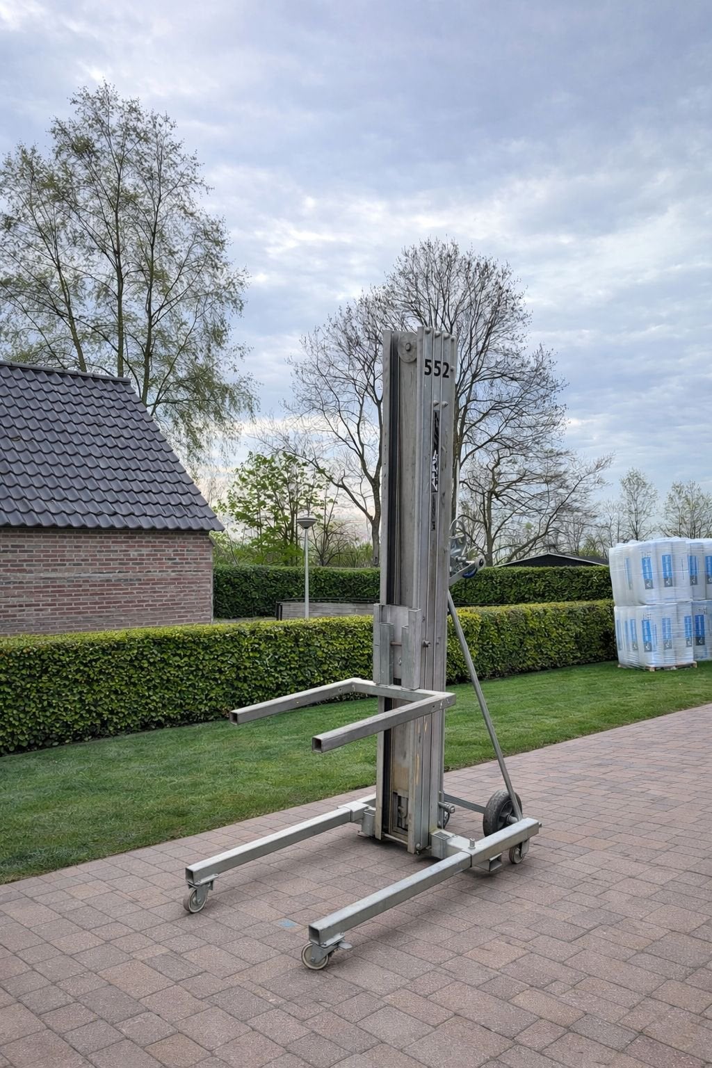 Te huur kanaallift / materiaallift, Ophalen, Gebruikt, Handmatig