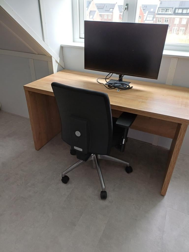 Bureau met (monitor is verkocht), Computers en Software, Monitoren, Ophalen, Gebruikt, IPS, In hoogte verstelbaar