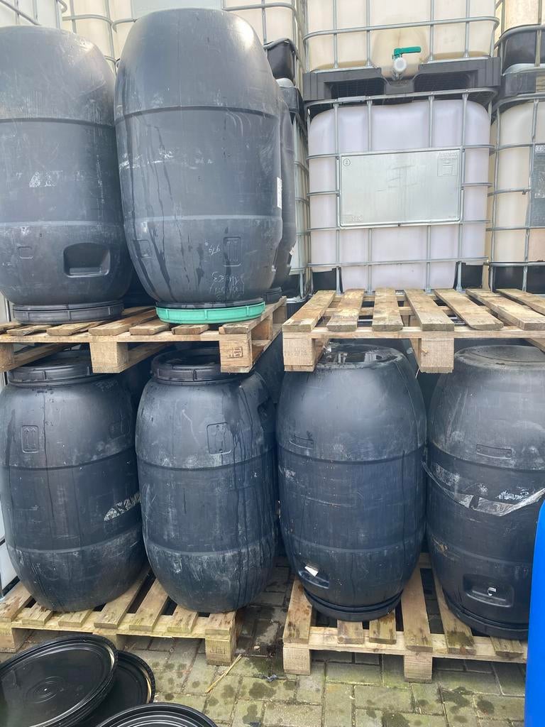 Stevig  zwarte zwarte regenton vat 220 liter draaideksel, Tuin en Terras, Regentonnen, Gebruikt, Kunststof, 150 liter of meer