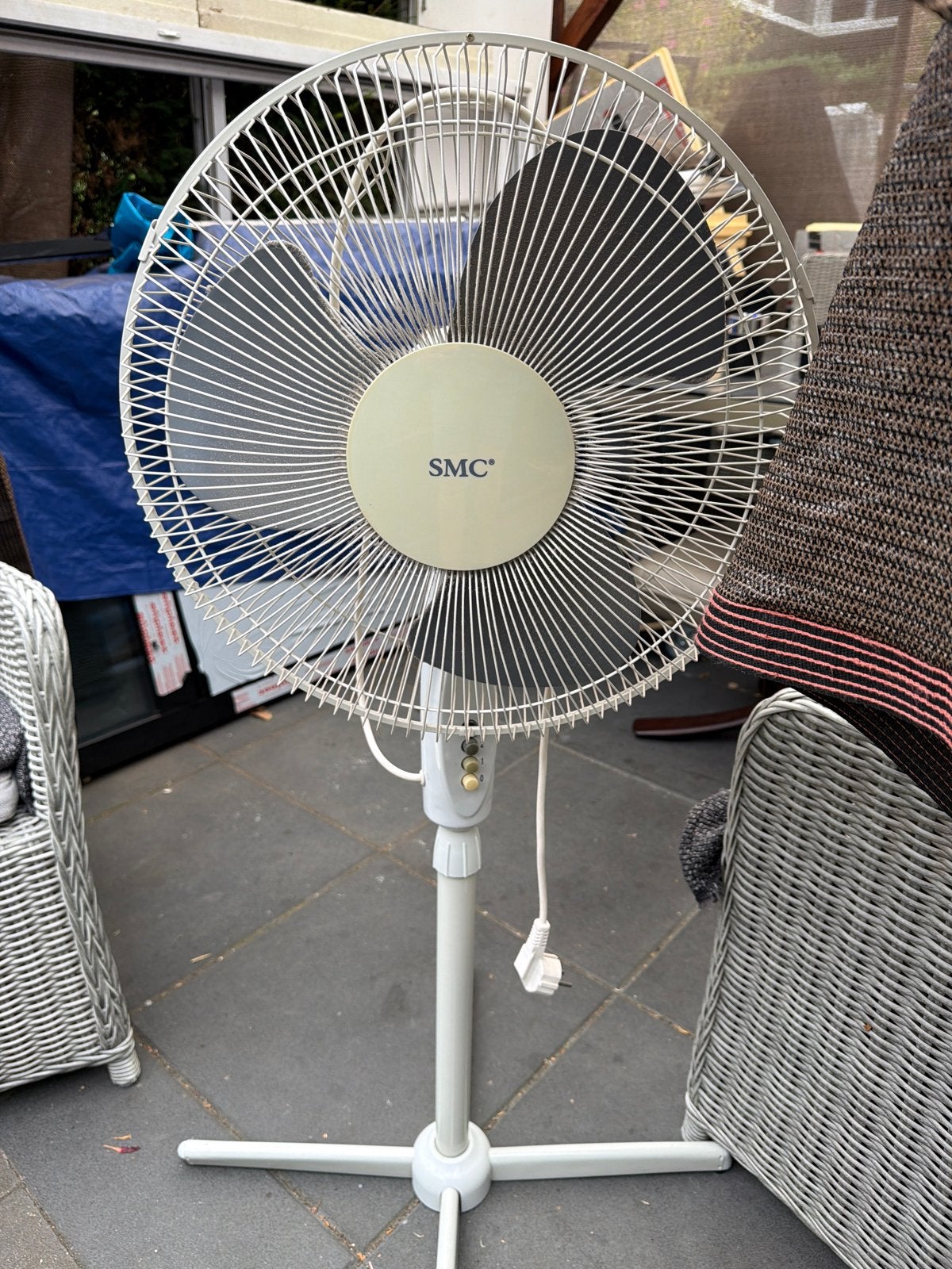 SMC Statiefventilator - Wit, Goede Staat, Witgoed en Apparatuur, Ventilatoren, Ophalen of Verzenden, Gebruikt, Statiefventilator