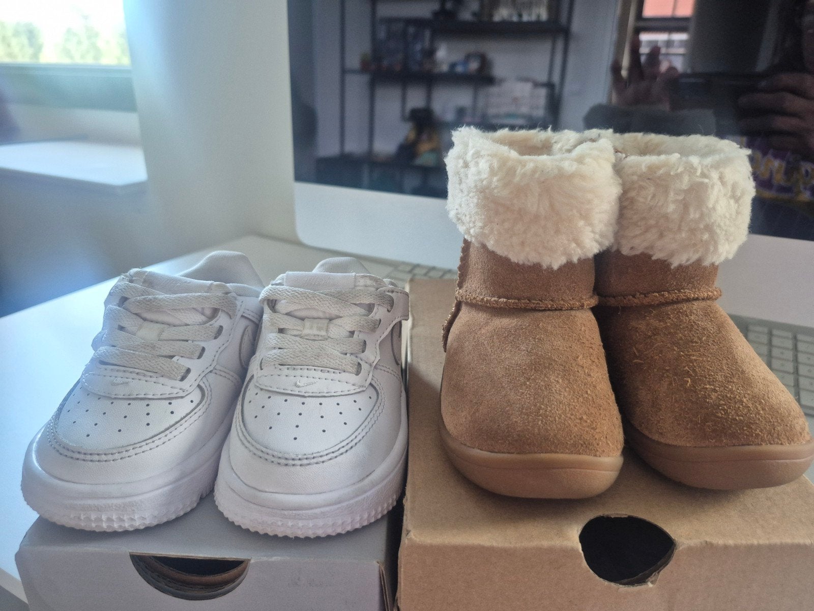 Nike Force 1 Low Easyon & Ugg T Sammee - Maat 19.5, Kinderen en Baby's, Kinderkleding | Schoenen en Sokken, Ophalen