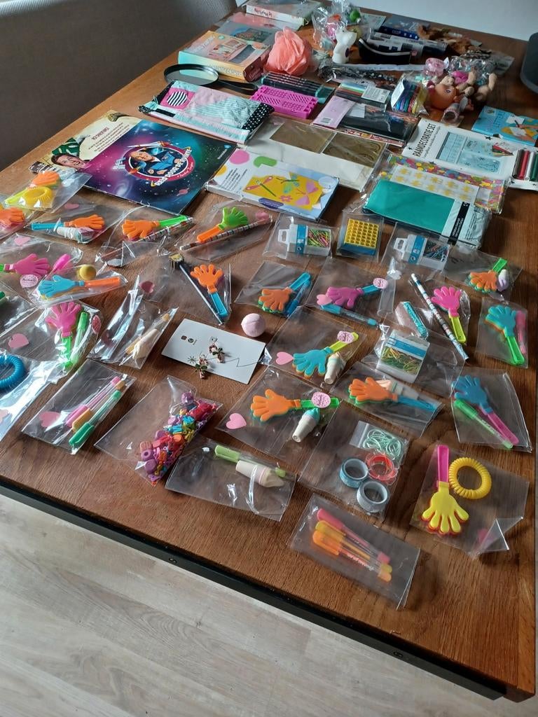 Traktatie zakjes met speelgoed en veel knutselspullen, Ophalen, Nieuw