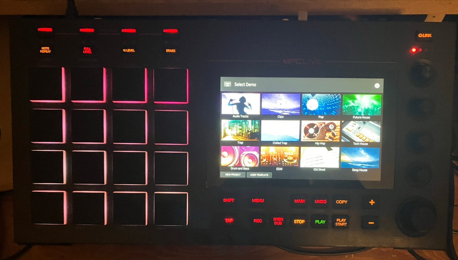 Akai, MPC Live 1, met 1tb extra SD card & Stand, ZGAN, Ophalen of Verzenden, Zo goed als nieuw