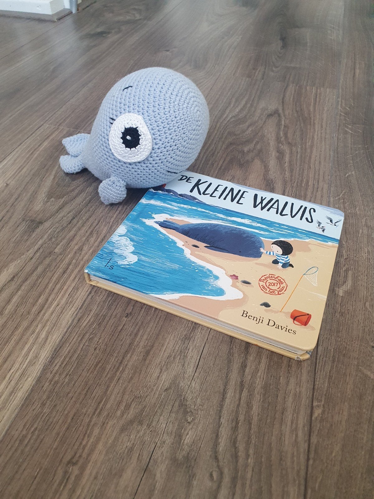 Prentenboek van 2017. De kleine Walvis boek met gehaakte wal, Ophalen, Zo goed als nieuw, Benji Davies