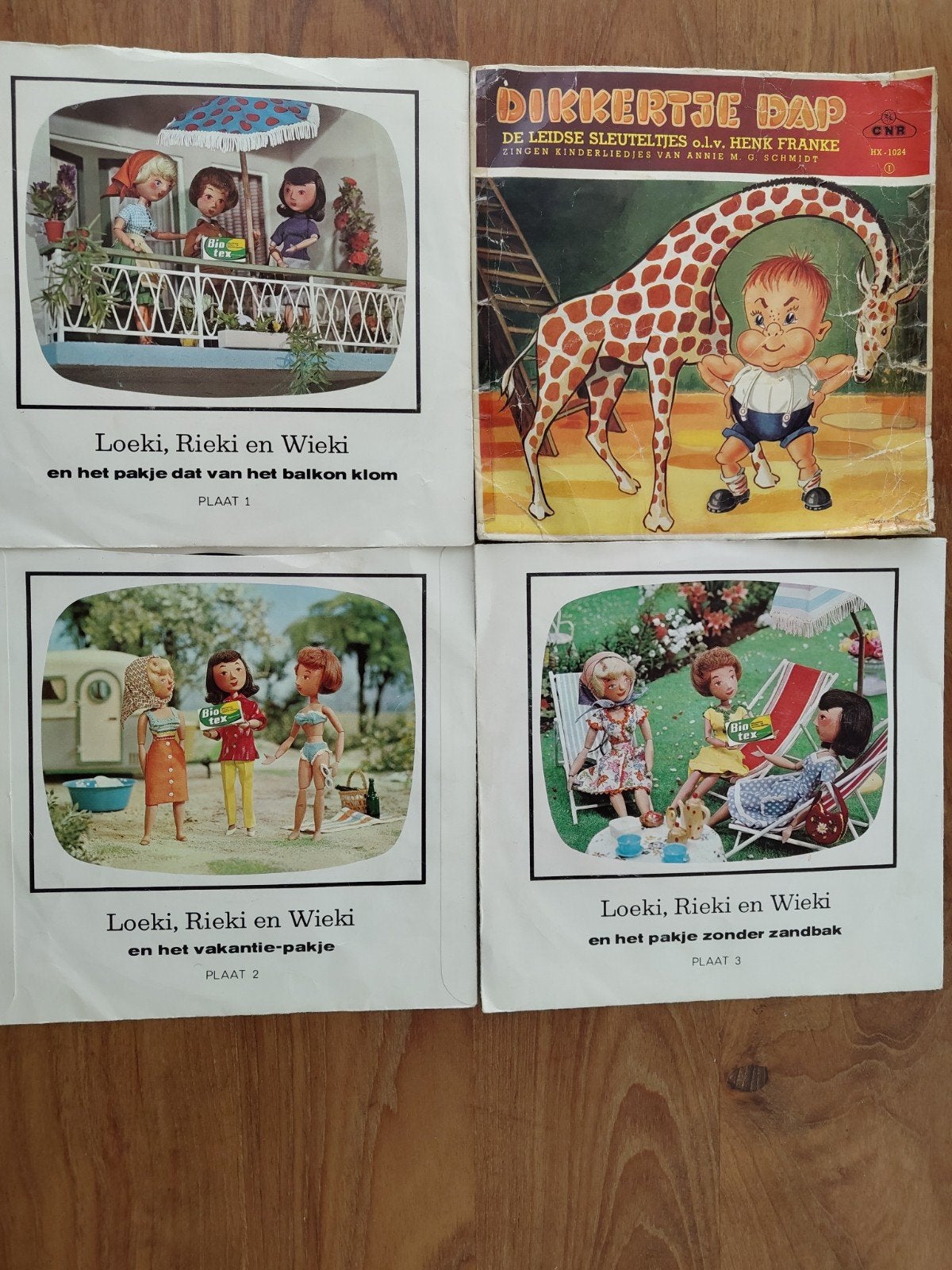 Set van 4 singles (45 toeren vinyl) met kinder verhalen, Ophalen of Verzenden