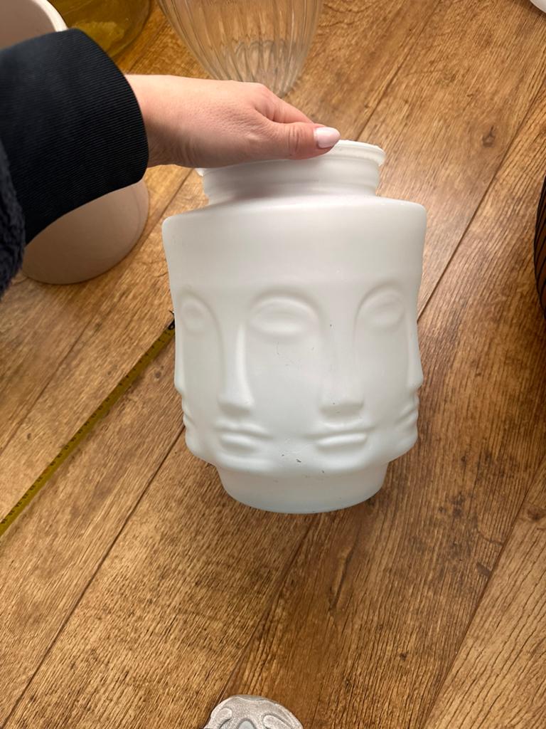 Witte vaas met hoofden, Ophalen, Wit, Aardewerk of Porselein, Zo goed als nieuw