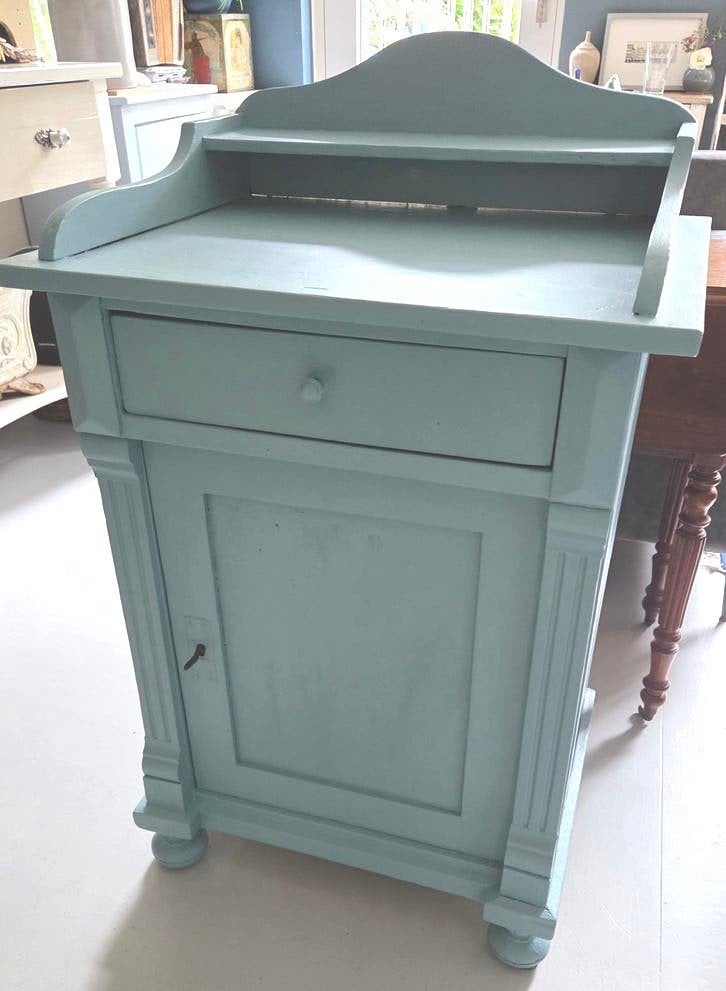 Oud Brocante houten kastje met lade
In goede staat
97 cm hg, Ophalen