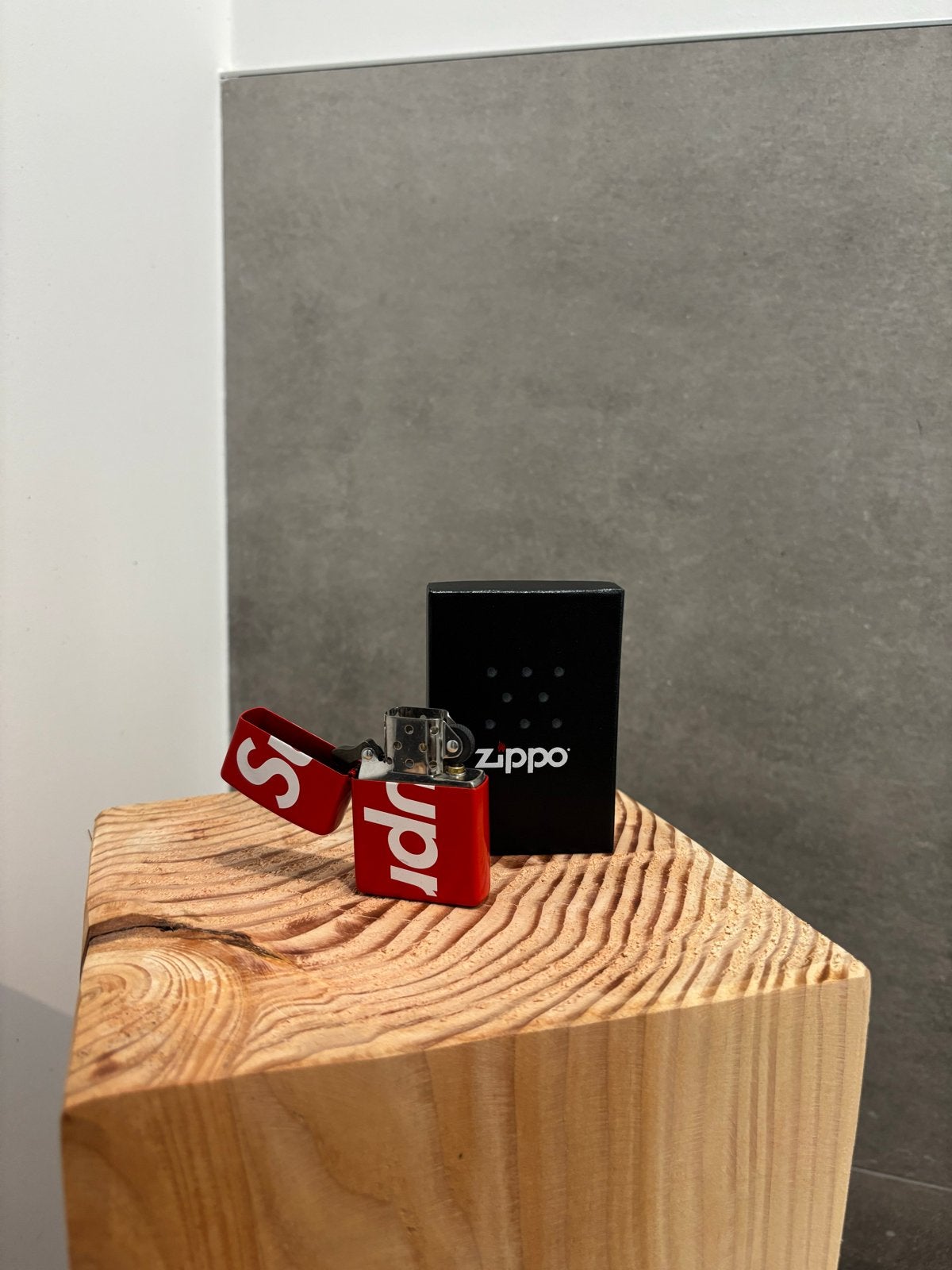 Supreme Zippo Aansteker Rood - Nieuw in Doos, Verzenden, Nieuw, Aansteker