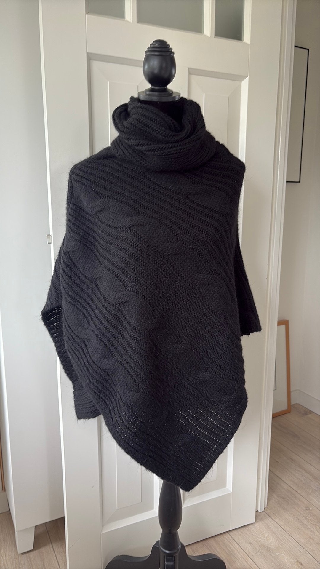 Diepzwarte wol/alpaca mix poncho cape WE , kabel izgst, Ophalen of Verzenden, Zo goed als nieuw, Grijs