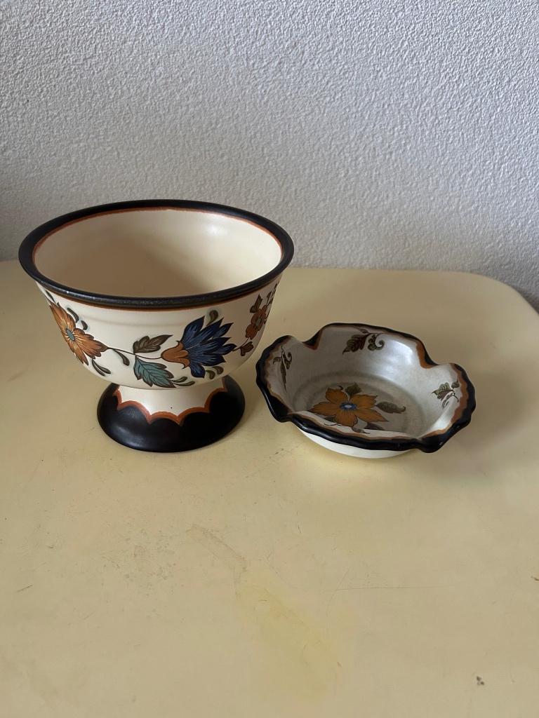 Vaas en een bijbehorend asbak van Flora Gouda plateel, Ophalen of Verzenden