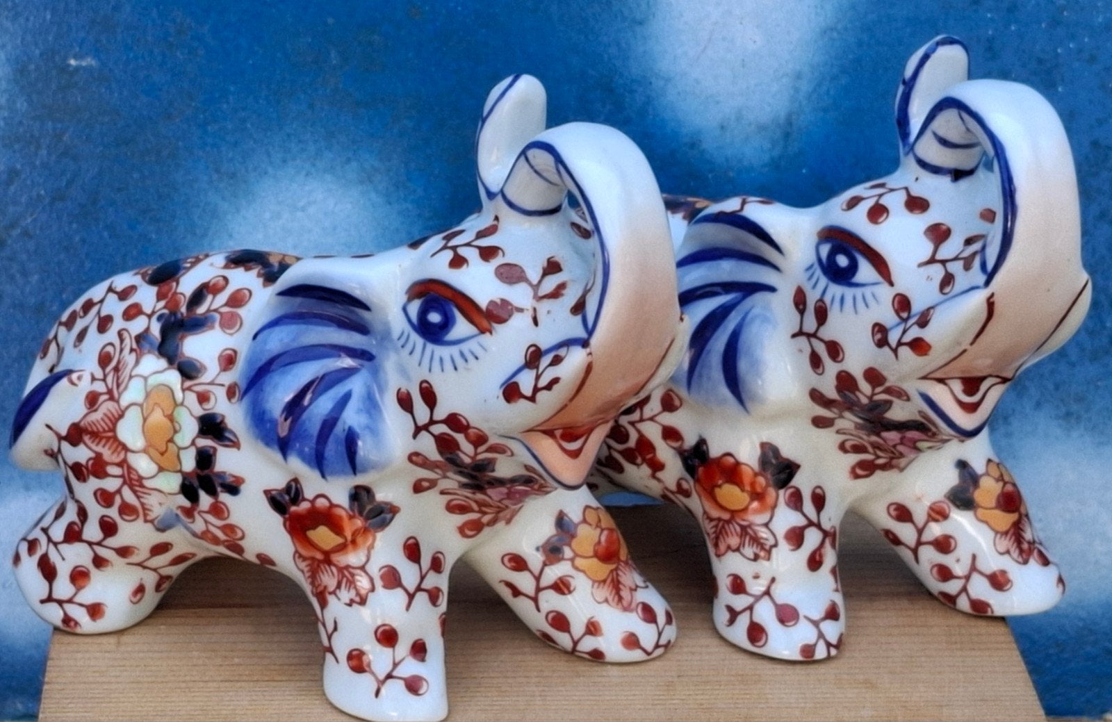 Olifantenpaar. IMARI porselein. Japan.  Handpainted.  11 cm., Ophalen, Zo goed als nieuw, Wild dier, Beeldje of Figuurtje