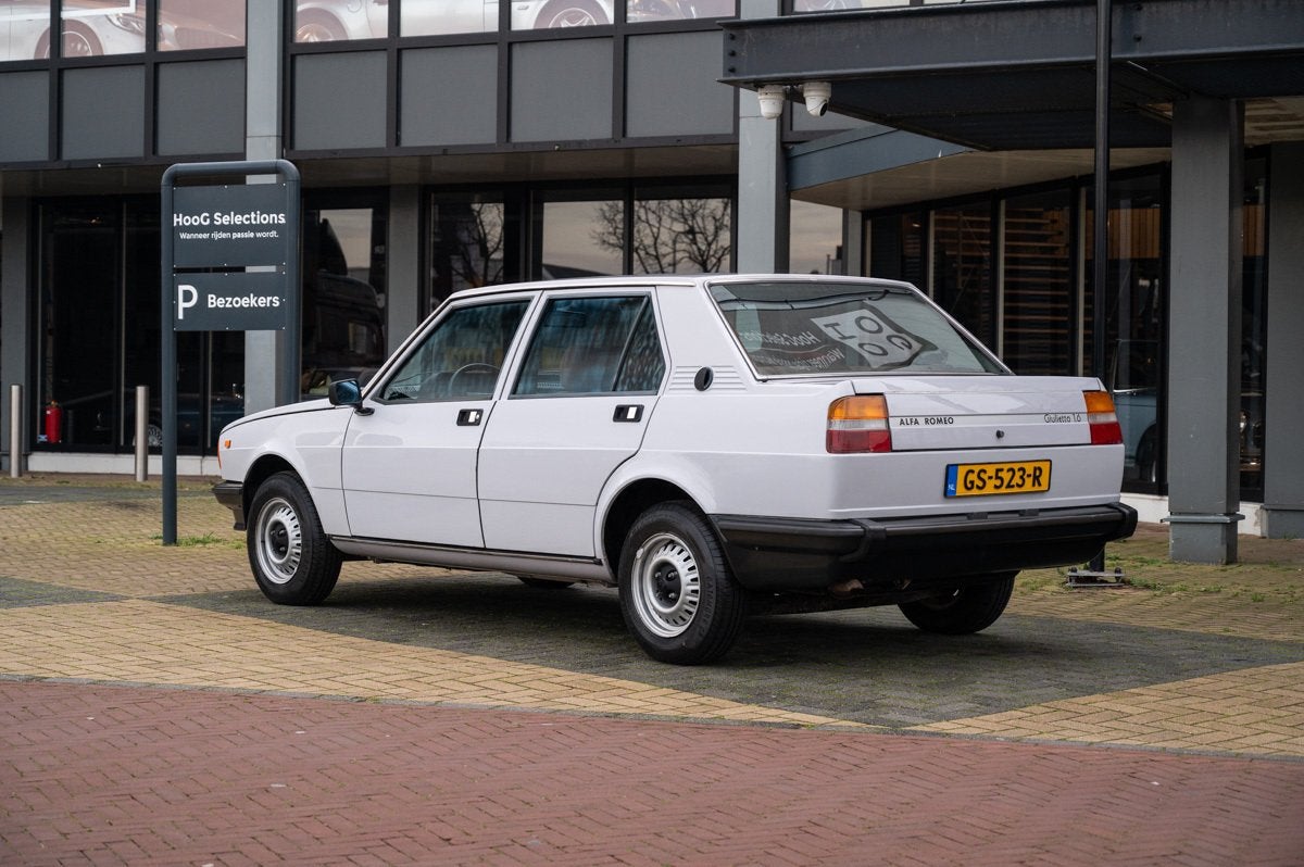 Alfa Romeo Giulietta 1.6 (bj 1978), Auto's, Oldtimers, Stof, Origineel Nederlands, Handgeschakeld, Sedan