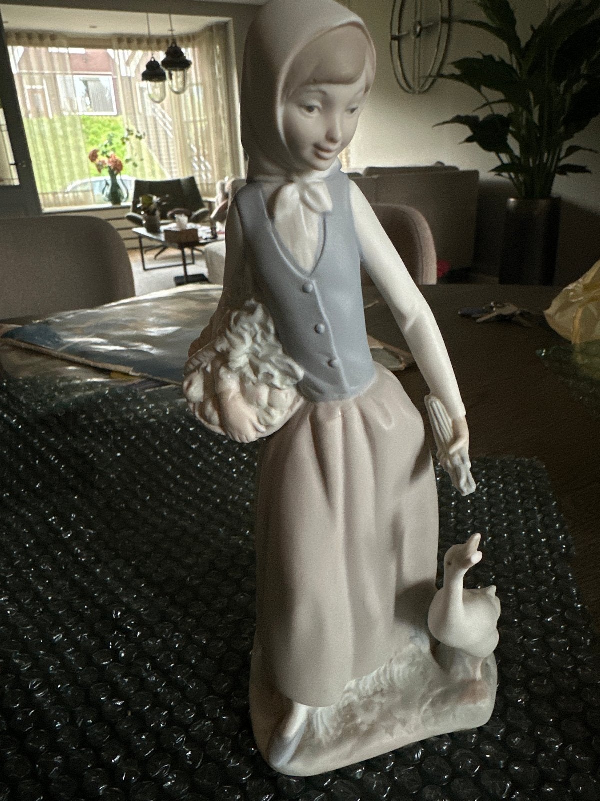 Lladro Nao beeldje - Meisje met gans en mand, Ophalen of Verzenden, Steen of Keramiek, Beeld, Meerkleurig