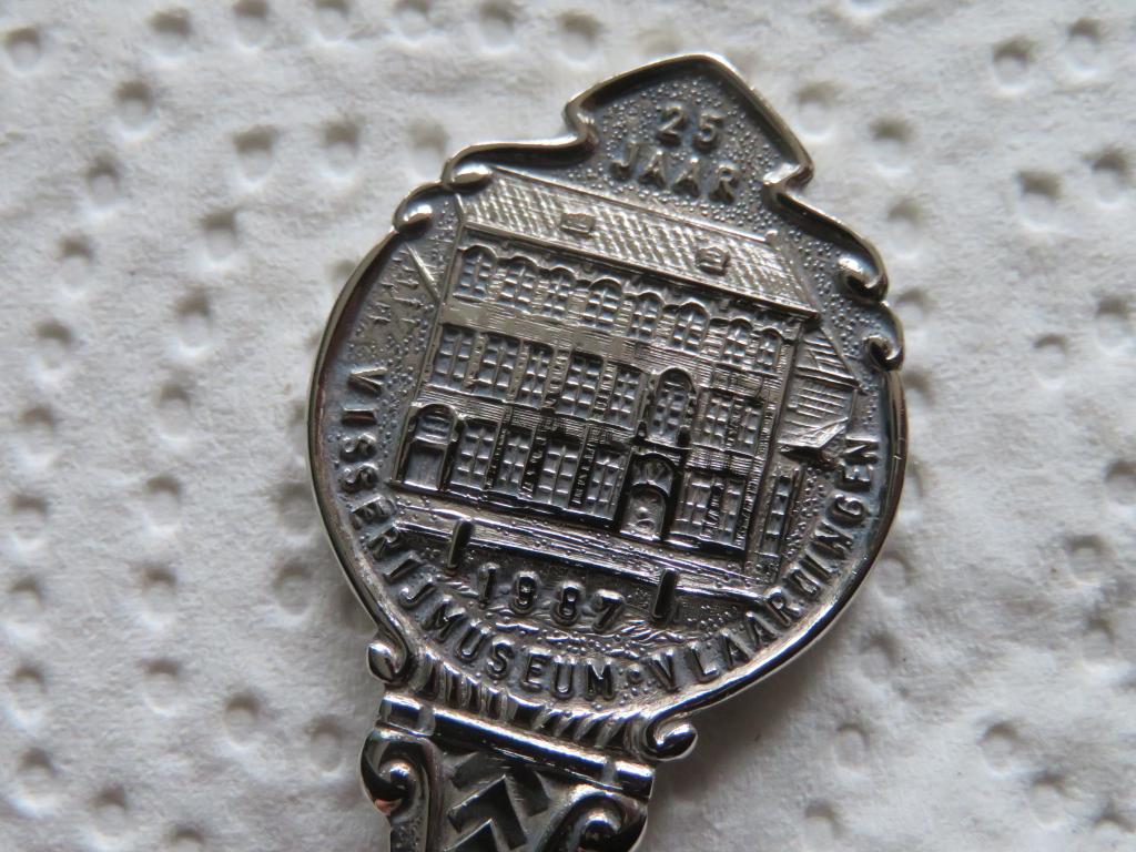 Lepeltje 25 Jaar Visserijmuseum Vlaardingen 1987, Verzamelen, Porselein, Kristal en Bestek, Zo goed als nieuw, Bestek, Overige materialen