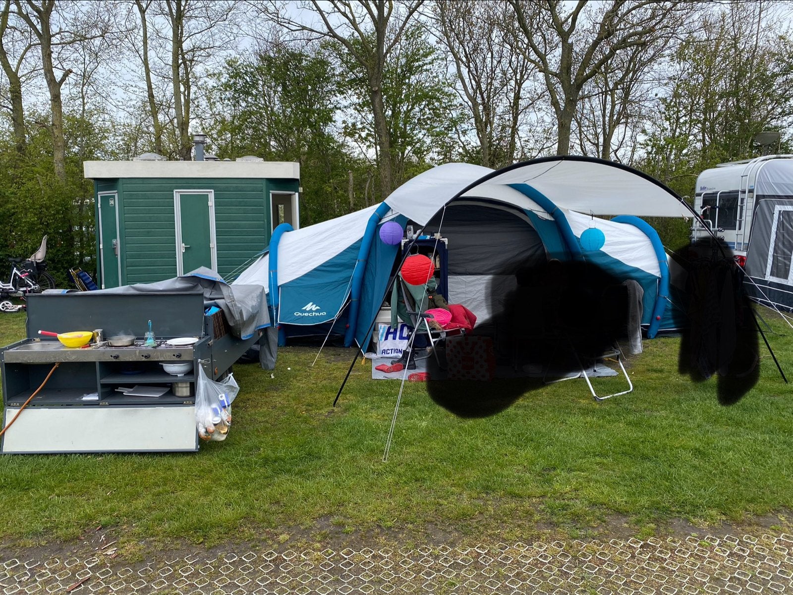 Quechua 8.4 Fresh & Black tent voor 8 personen, Ophalen of Verzenden, Gebruikt, Meer dan 6