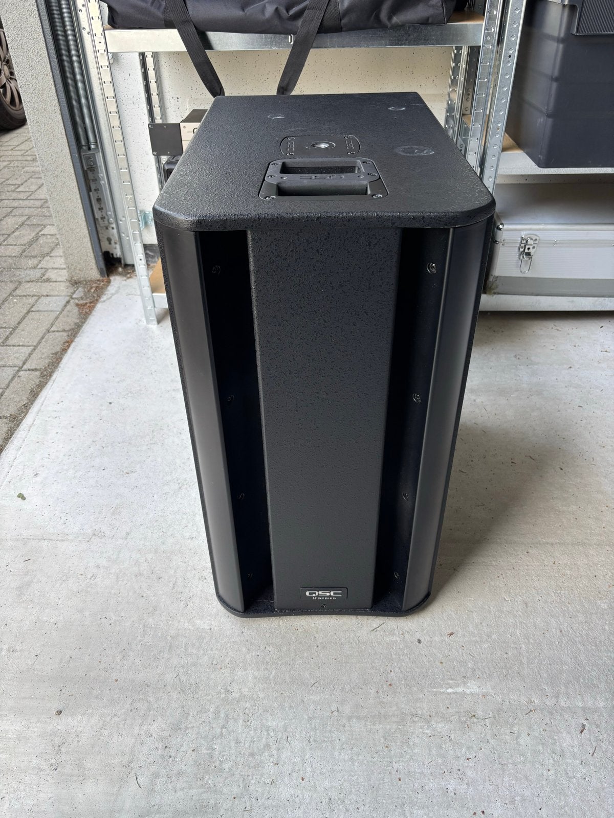 QSC K1000 sub met hoes, Inclusief standaarden, Subwoofer, Zo goed als nieuw, Ophalen