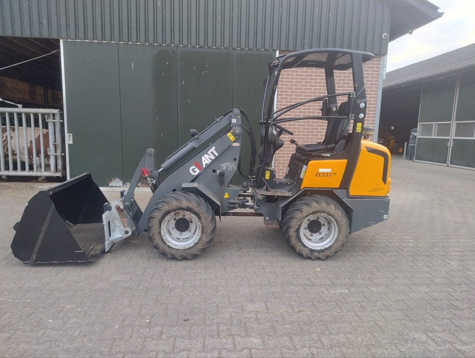 Giant 337T + bak en palletvork  (2500 uur), Zakelijke goederen, Agrarisch | Werktuigen, Ophalen of Verzenden, Overige typen