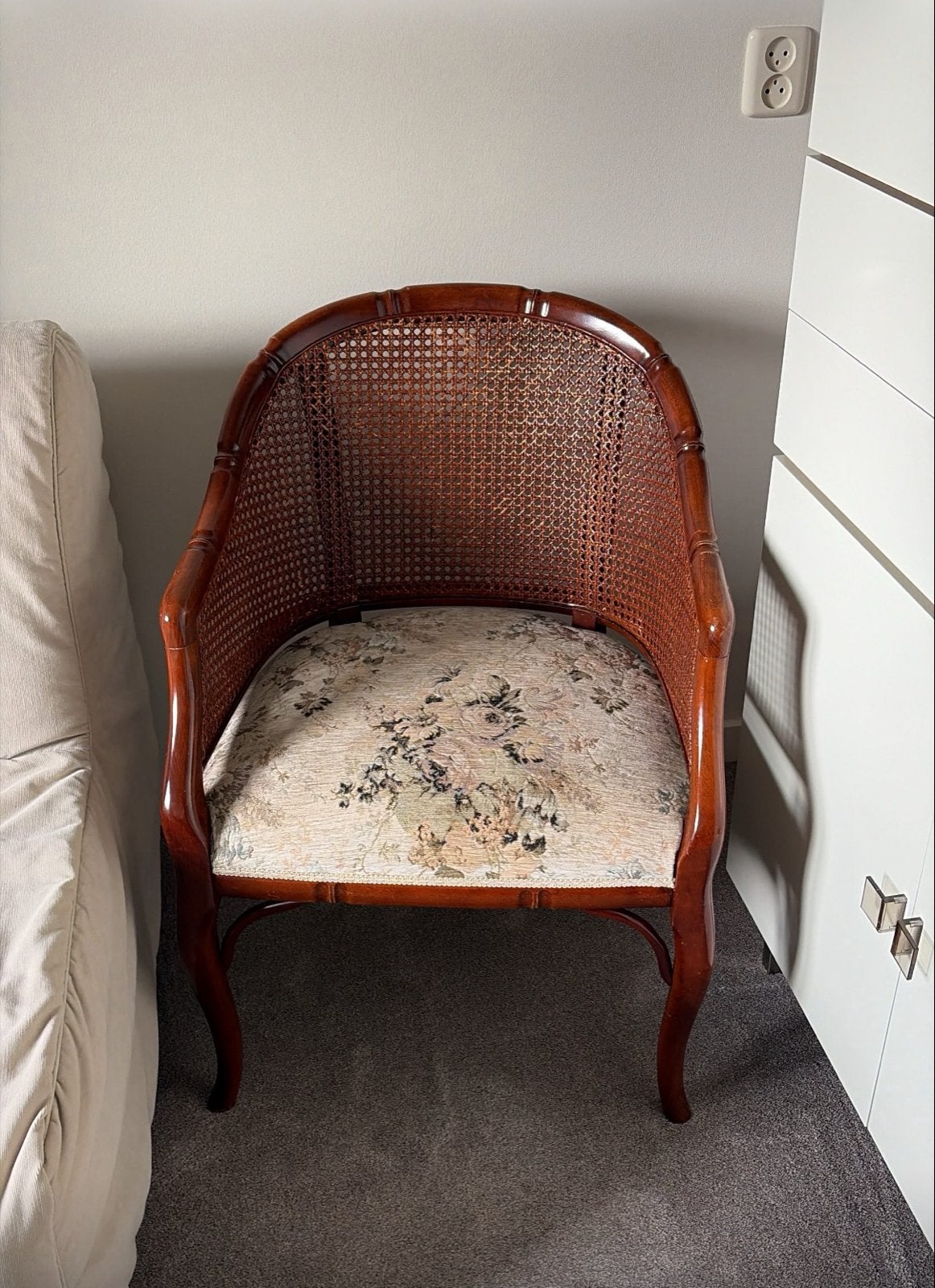 Vintage rotan stoel met bloemenprint kussen, Antiek en Kunst, Ophalen