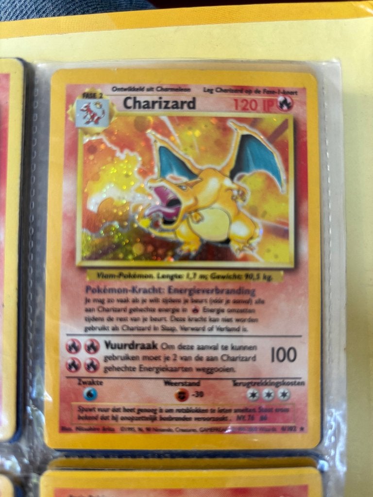 Pokemon kaarten collectie (met Charizard holo), Ophalen of Verzenden, Zo goed als nieuw, Meerdere kaarten