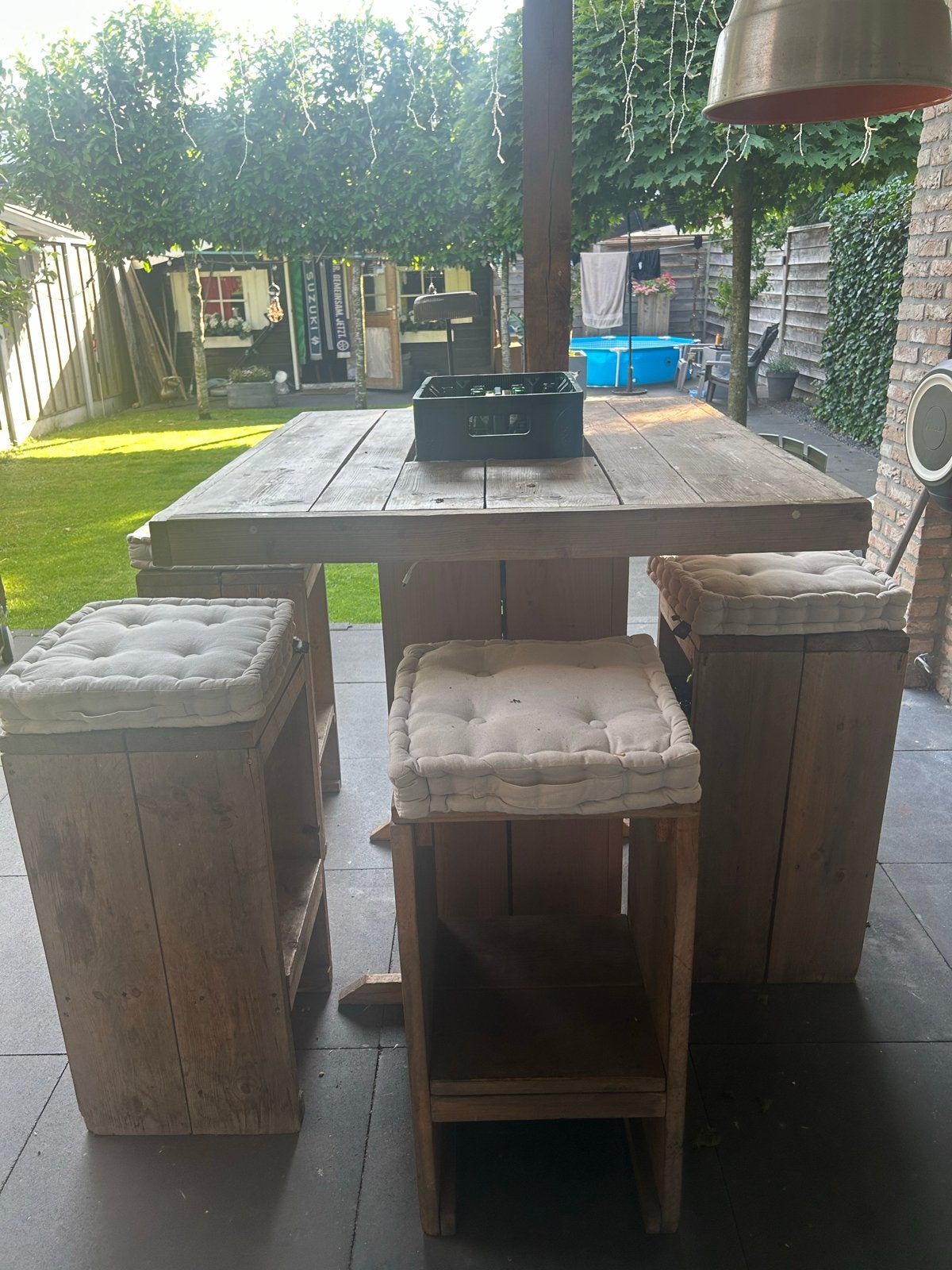 Robuuste steigerhouten statafel met vier krukken, Huis en Inrichting, Barren, Ophalen, Gebruikt, Inclusief barstoelen