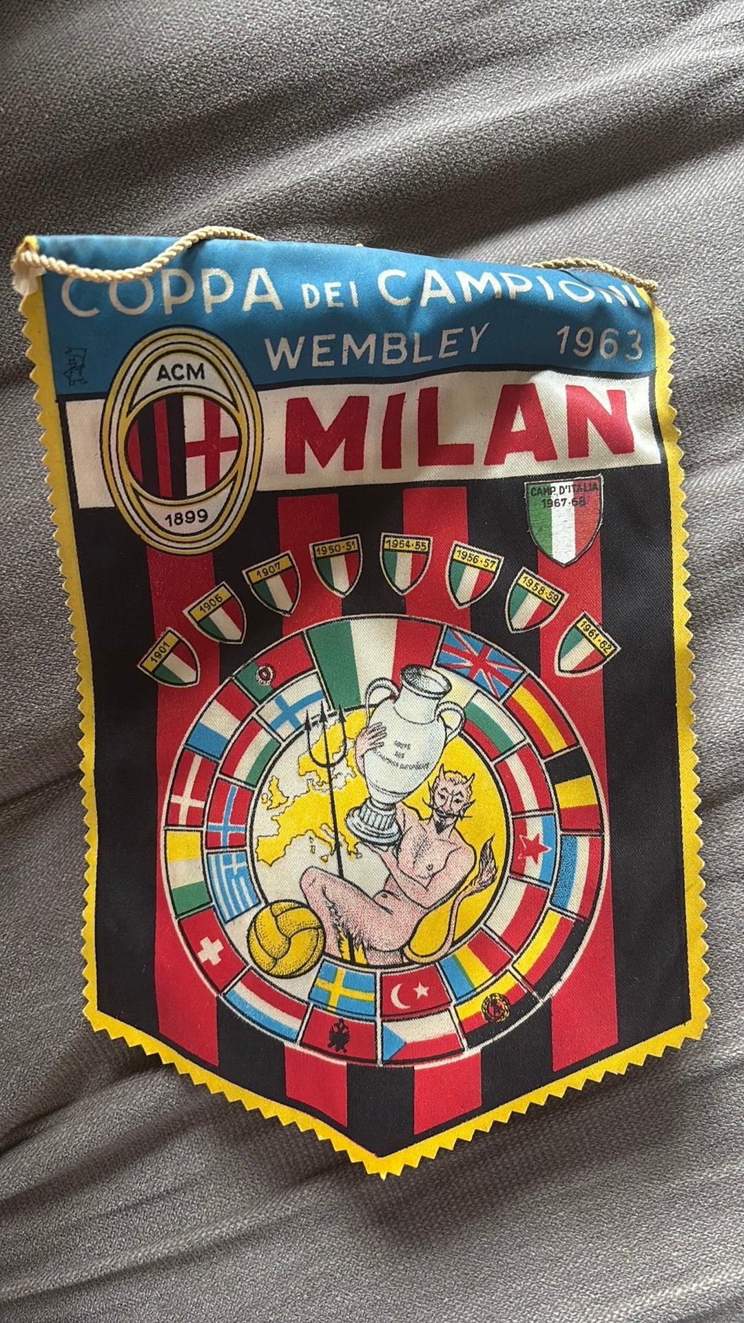 Oude vaan ac milan wembley 1963, Verzamelen, Sportartikelen en Voetbal, Verzenden, Zo goed als nieuw, Buitenlandse clubs, Vaantje of Sjaal