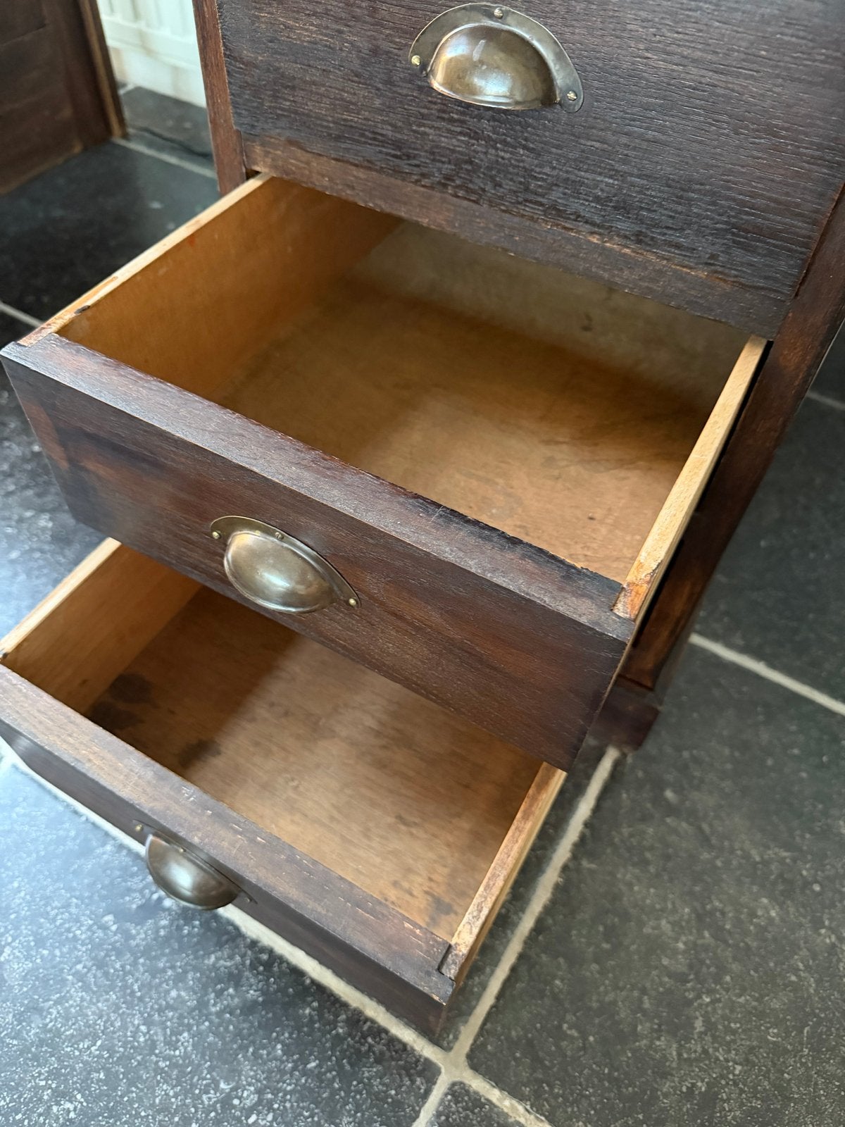 Vintage houten bureau met lades - Donkerbruin, Huis en Inrichting, Bureaus, Ophalen, Gebruikt, Overige merken, Computerbureau