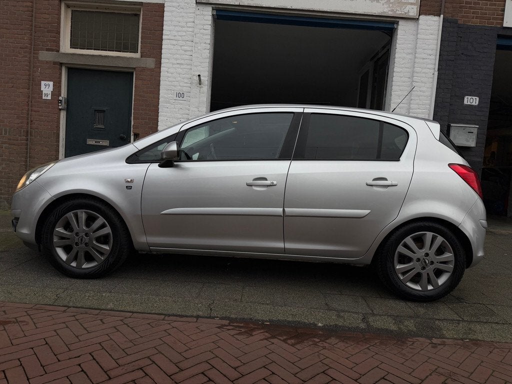 Opel Corsa 1.4-16V '111' Edition AUTOMAAT Airco Pano Cruise, Euro 5, 1398 cc, 4 cilinders, 49 €/maand