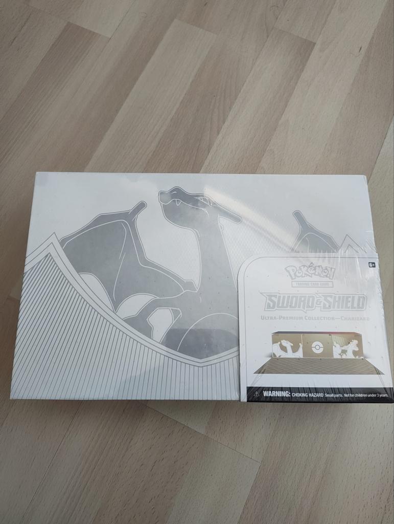 Pokémon Charizard Ultra Premium Collection, Hobby en Vrije tijd, Verzamelkaartspellen | Pokémon, Ophalen of Verzenden, Nieuw, Overige typen