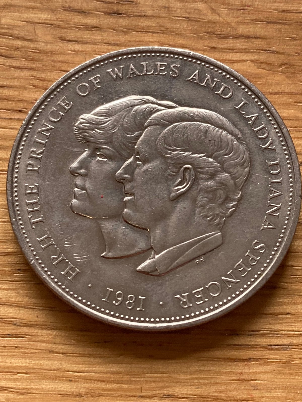 Britse herdenkingsmunt 1981 - Huwelijk, Postzegels en Munten, Ophalen of Verzenden, Overige landen, Losse munt