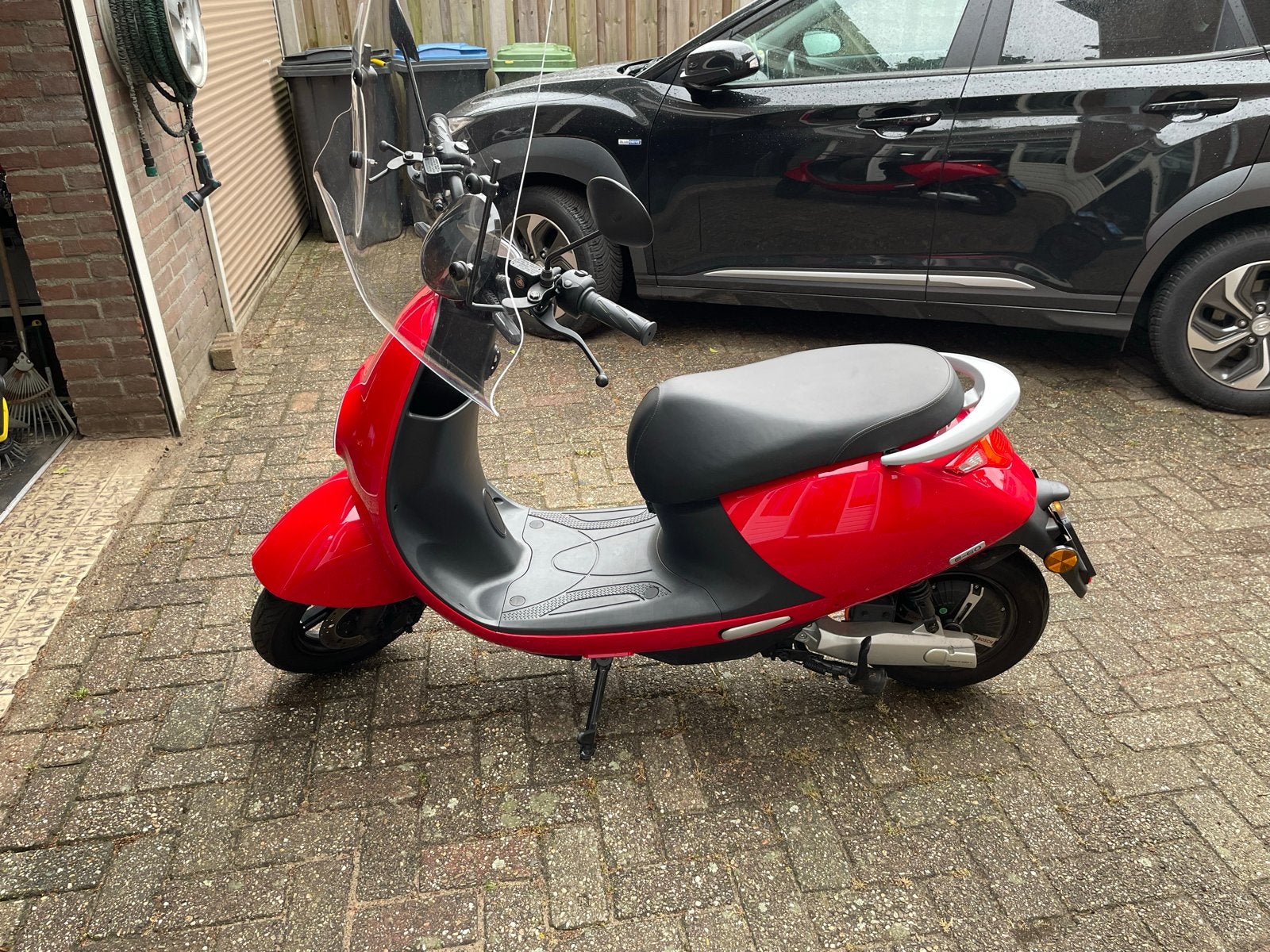 Rode Electrische scooter incl Scooterhelm, Fietsen en Brommers, Snorfietsen en Snorscooters, Elektrisch, Zo goed als nieuw, Ophalen