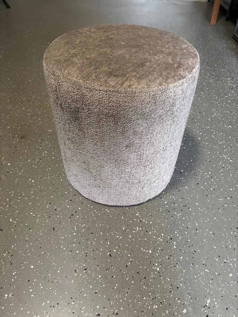 Kleine bruine poef - Comfortabel en stijlvol, Huis en Inrichting, Ophalen, Minder dan 50 cm, Gebruikt, Rond