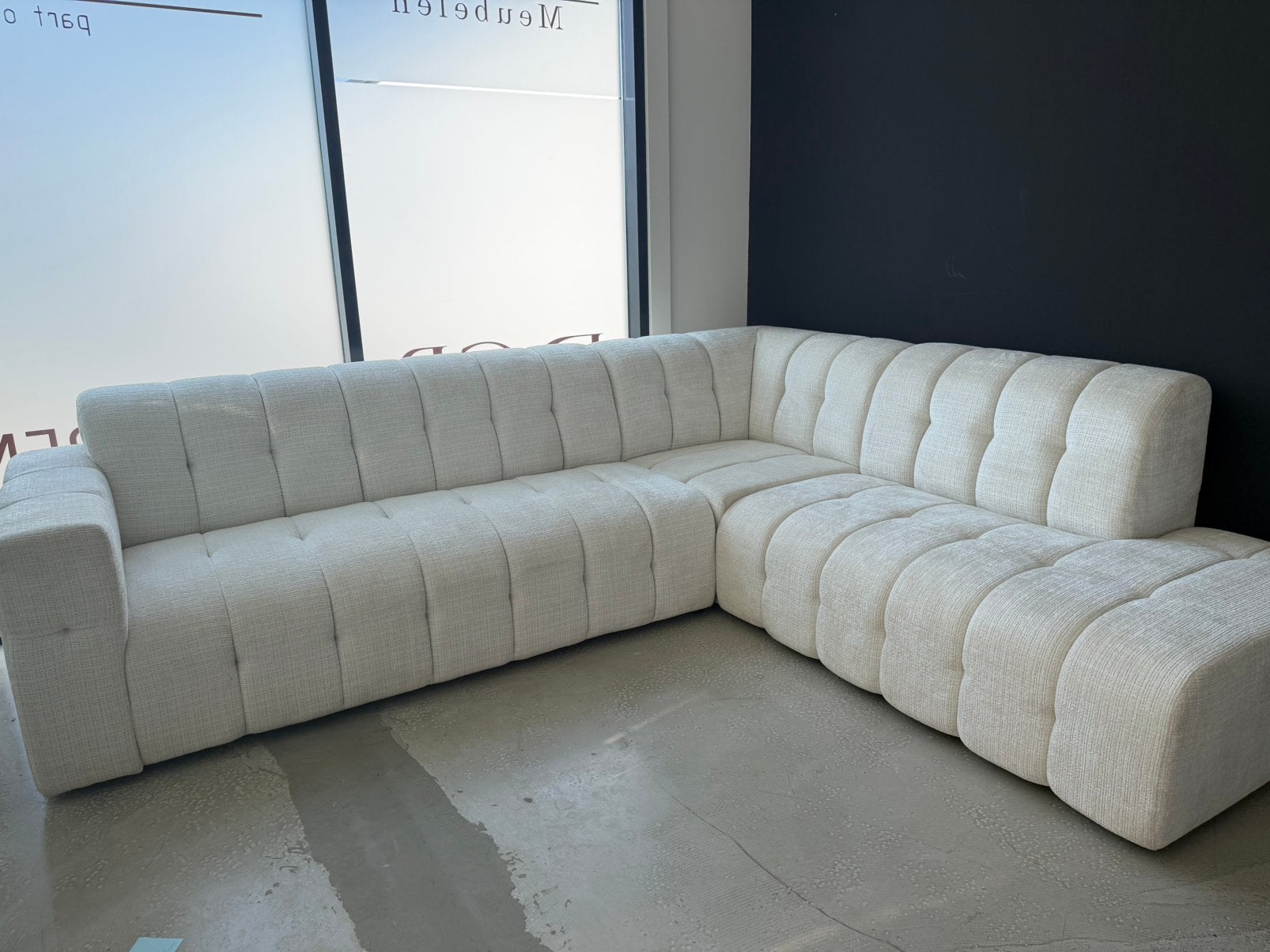 Nieuwe roomwitte doorgestikte hoekbank, Ophalen, Zo goed als nieuw, Stof