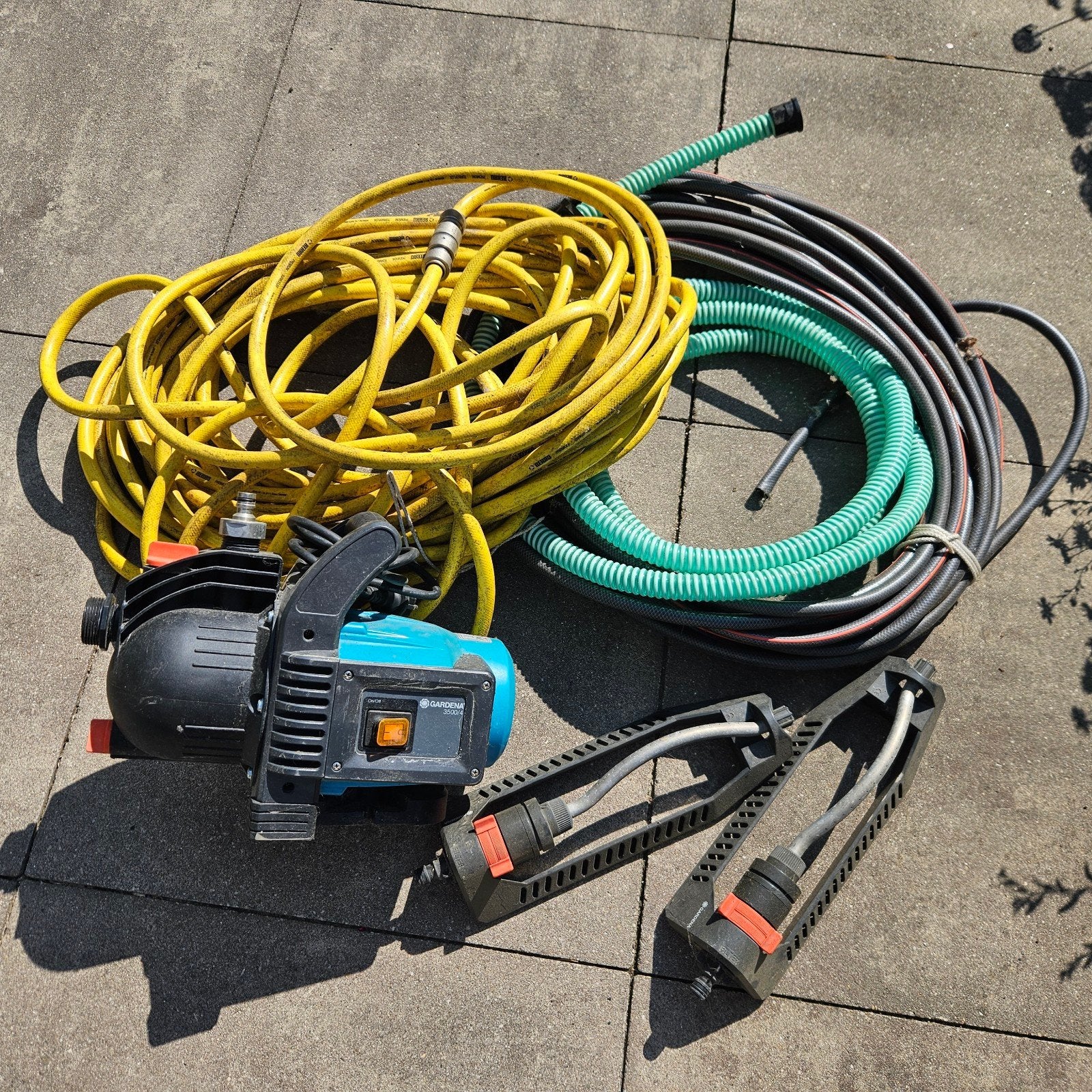 Gardena 3500/4 Besproeiingspomp met slangen en sproeiers, Ophalen of Verzenden, Gebruikt, Elektrisch, Besproeiingspomp