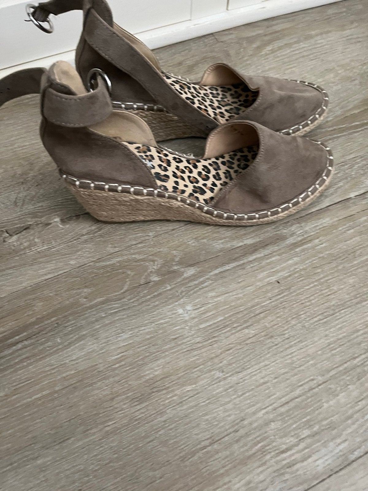 Bruine espadrilles met sleehak en enkelbandje, Kleding | Dames, Bruin, Nieuw, Ophalen of Verzenden, Espadrilles of Moccasins