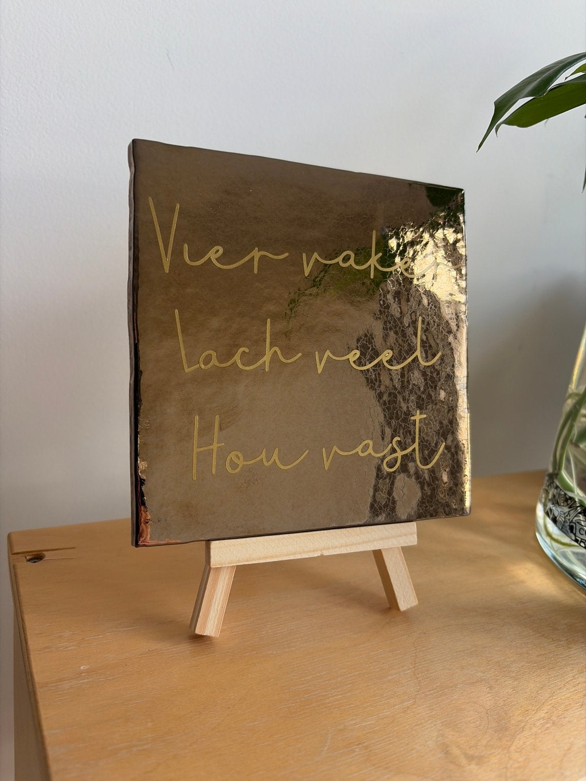 Tegeltje met inspirerende tekst - Vier vaker, lach veel, Ophalen of Verzenden, Zo goed als nieuw, Steen/keramiek, Goud