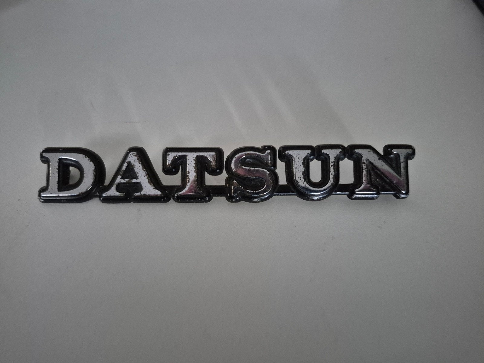 Datsun auto embleem - Origineel logo voor klassieke Datsun, Ophalen of Verzenden, Gebruikt, Overige automerken