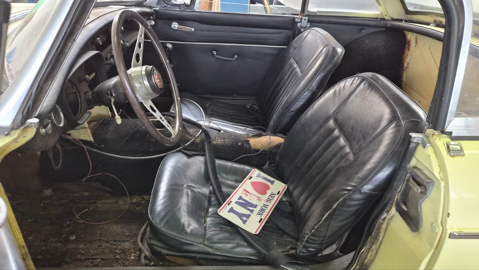 mgb Roadster 1967 in de kleur Pale Primrose met RDW papieren, foto 5