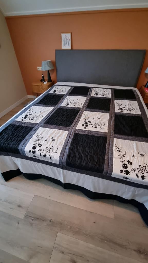 Sprei zwart wit/licht grijs  met geborduurd bloemenpatroon, Ophalen, Tweepersoons, Wit, Overige typen