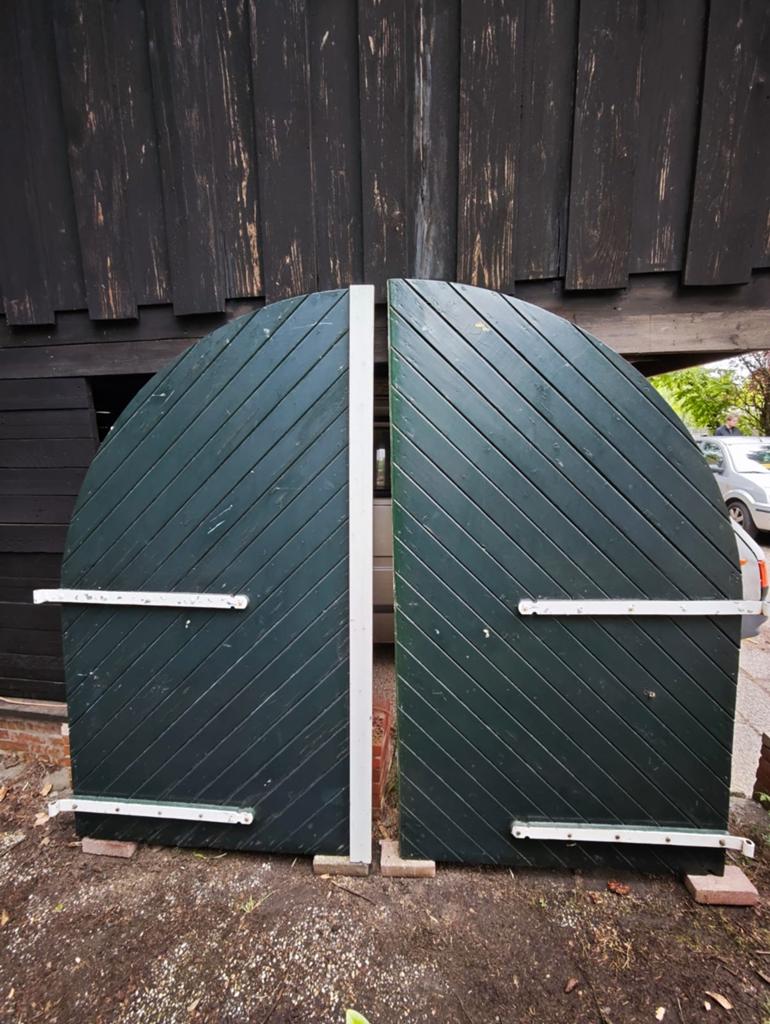 Degelijke, houten, dubbele, ronde poort / garagedeuren, Ophalen, Gebruikt, 120 cm of meer, Garagedeur
