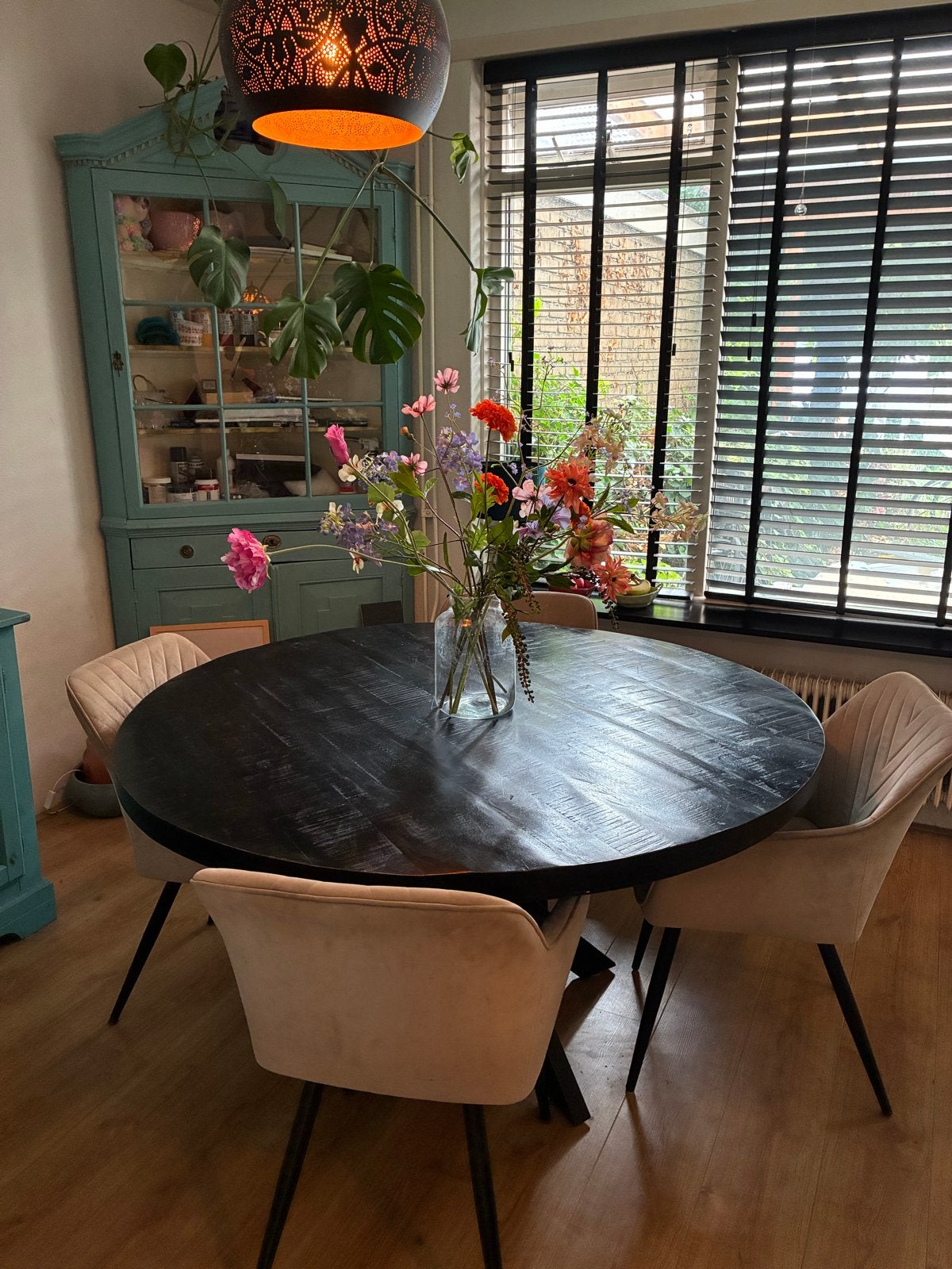 Zwarte ovale eettafel met 4 beige stoelen, Ophalen, Gebruikt, Zwart, Vier