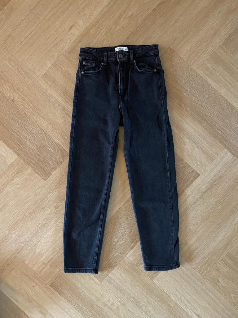 Z.g.a.n. Zwarte mom-jeans / spijkerbroek Pull & Bear, mt 34, Kleding | Dames, Zwart, Ophalen of Verzenden, Zo goed als nieuw, W27 (confectie 34) of kleiner