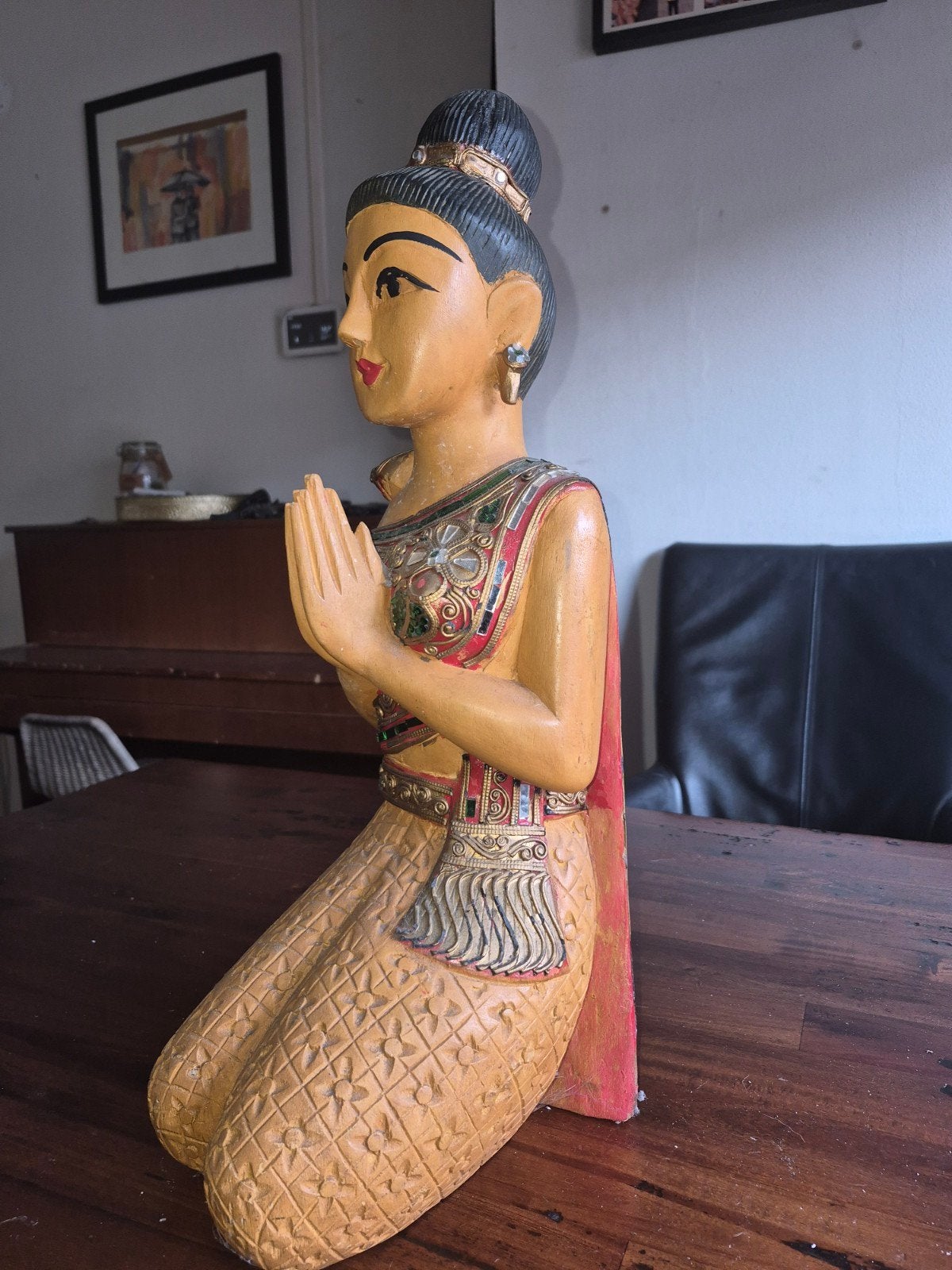 Houten Sawadee-beeld van knielende vrouw, 53 cm, Antiek en Kunst, Ophalen, 50 - 100 cm, Handgemaakt, Beeld