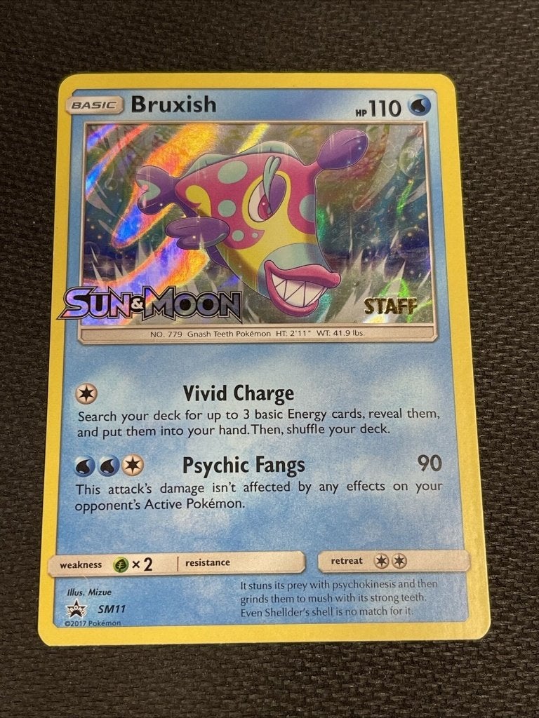 pokemon sun _ moon promo holo bruxish STAFF, Ophalen of Verzenden, Zo goed als nieuw, Losse kaart, Foil